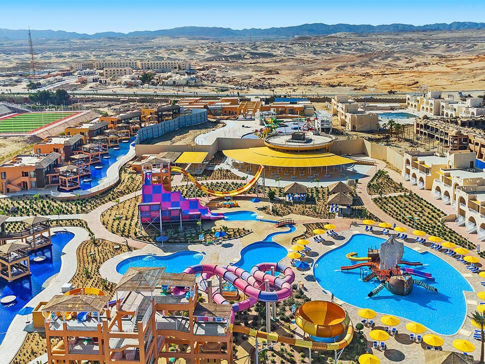 Villaggio & Vita aquapark and beach front.